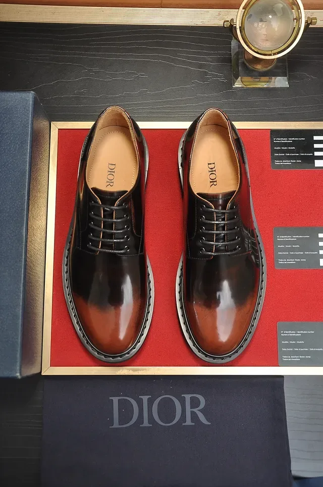 Christian Dior Chaussures Oxford en Cuir Patent et Cuir Lisse avec Embout Cap-Toe 5