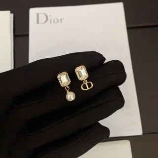Dior Boucles d'oreilles asymétriques en cristal et perle, taille émeraude
