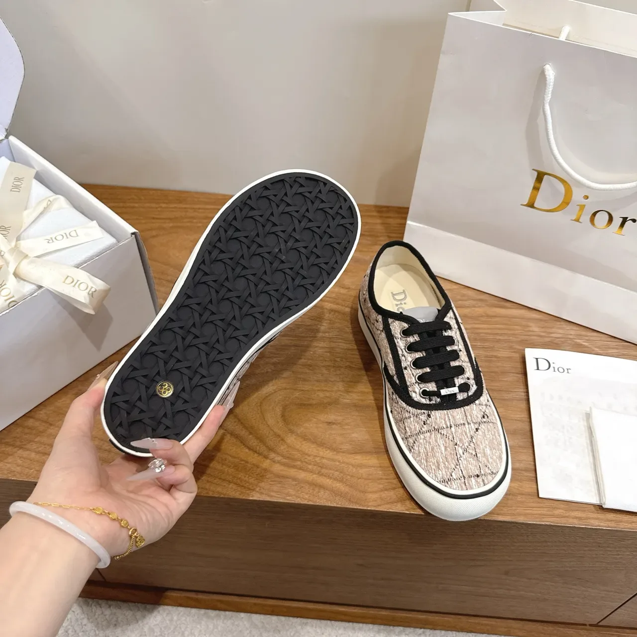 Dior B23 Beige Noir Tissu Texturé Supérieur Piping et Lacets Sneakers Lifestyle 2