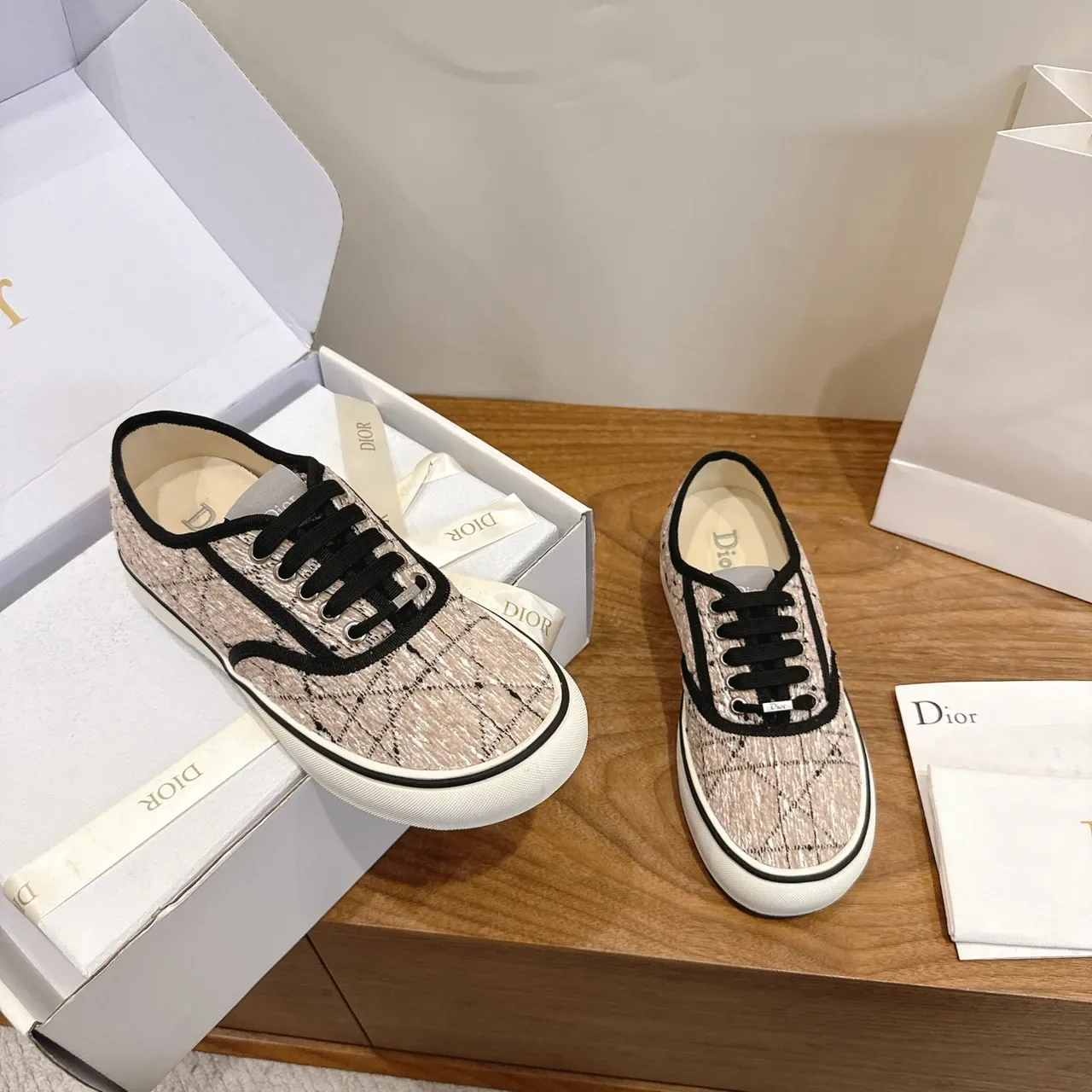 Dior B23 Beige Noir Tissu Texturé Supérieur Piping et Lacets Sneakers Lifestyle 4