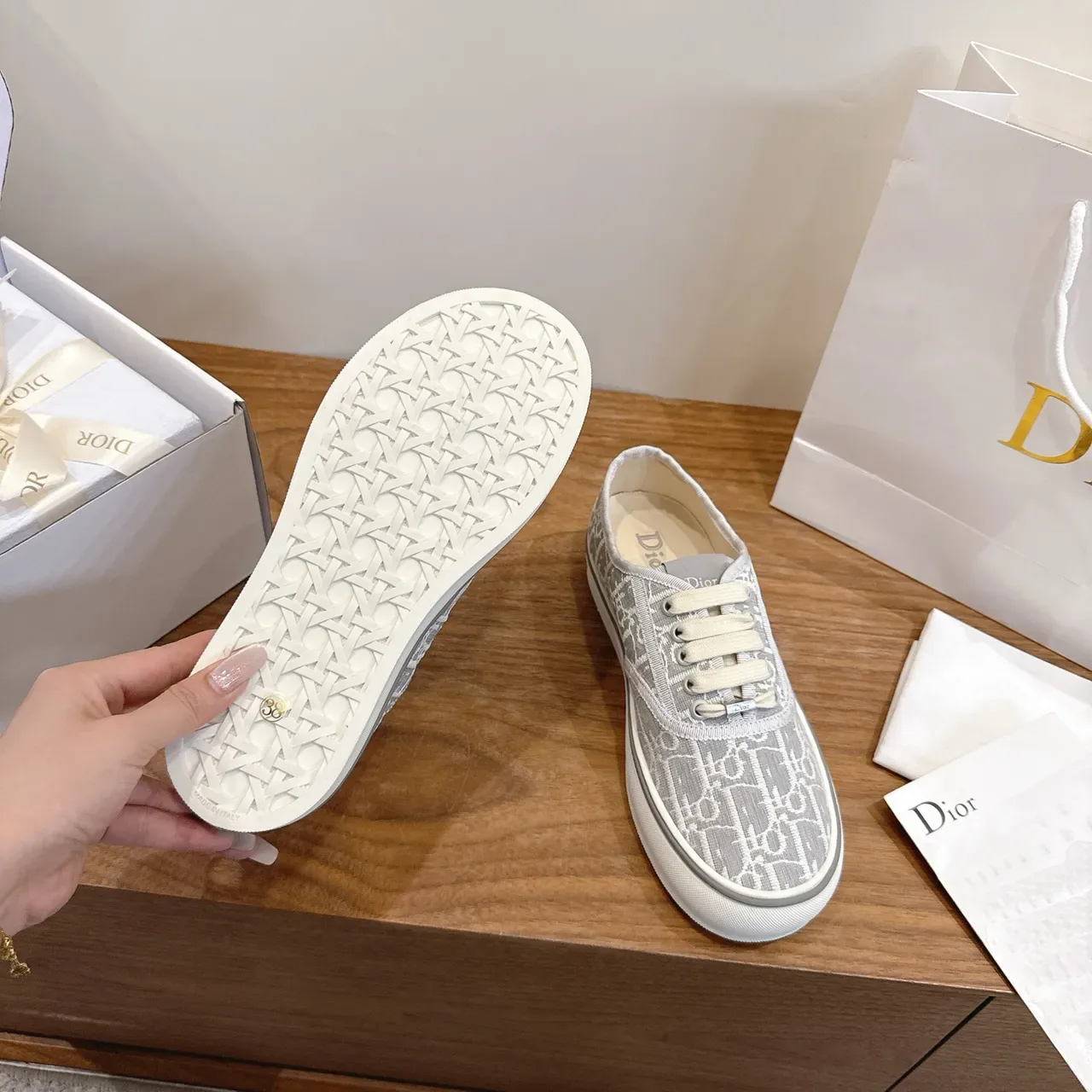 Dior B23 Sneakers Lifestyle Gris Blanc avec Tissu Monogrammé à la tige Low-Top à Lacets 2