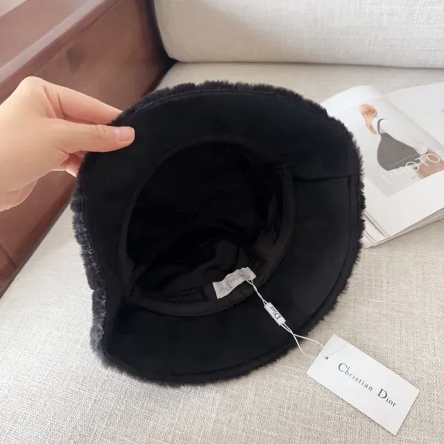 Dior Chapéu de Balde de Abas Largas em Pelúcia Preto e Branco 7