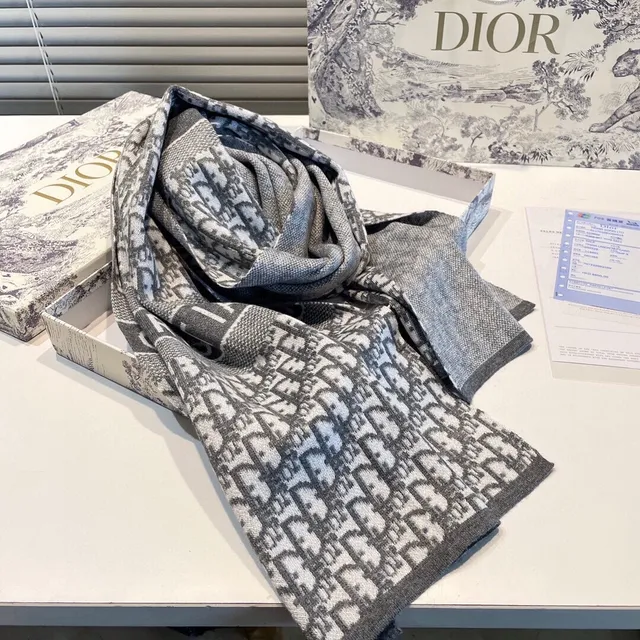 Dior 印花灰色和黑色羊绒围巾 7