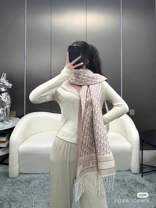 Écharpe en cachemire rose et crème avec monogramme oblique de Dior 2