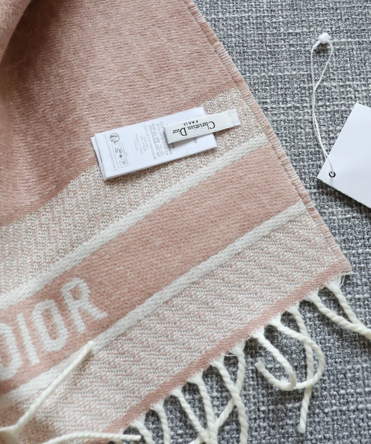 Écharpe en cachemire rose et crème avec monogramme oblique de Dior 6