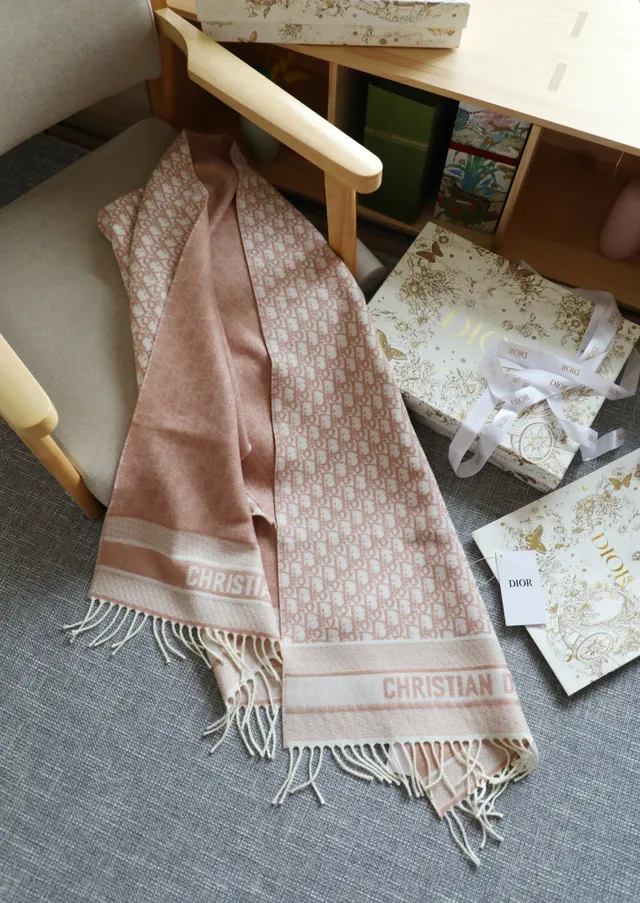 Écharpe en cachemire rose et crème avec monogramme oblique de Dior 7