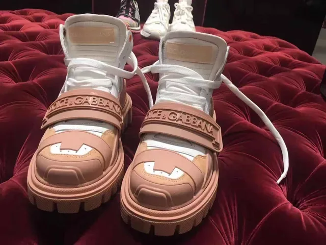 Dolce & Gabbana Tênis Lifestyle Bege Branco de Cano Alto com Tiras Acentuadas 3