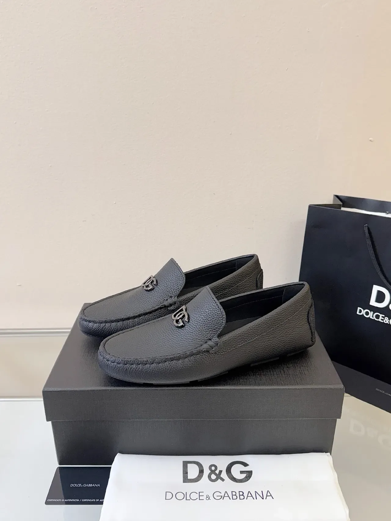 Dolce & Gabbana Portofino Mocassin Noir Cuir Grainé Metal Logo DG 2