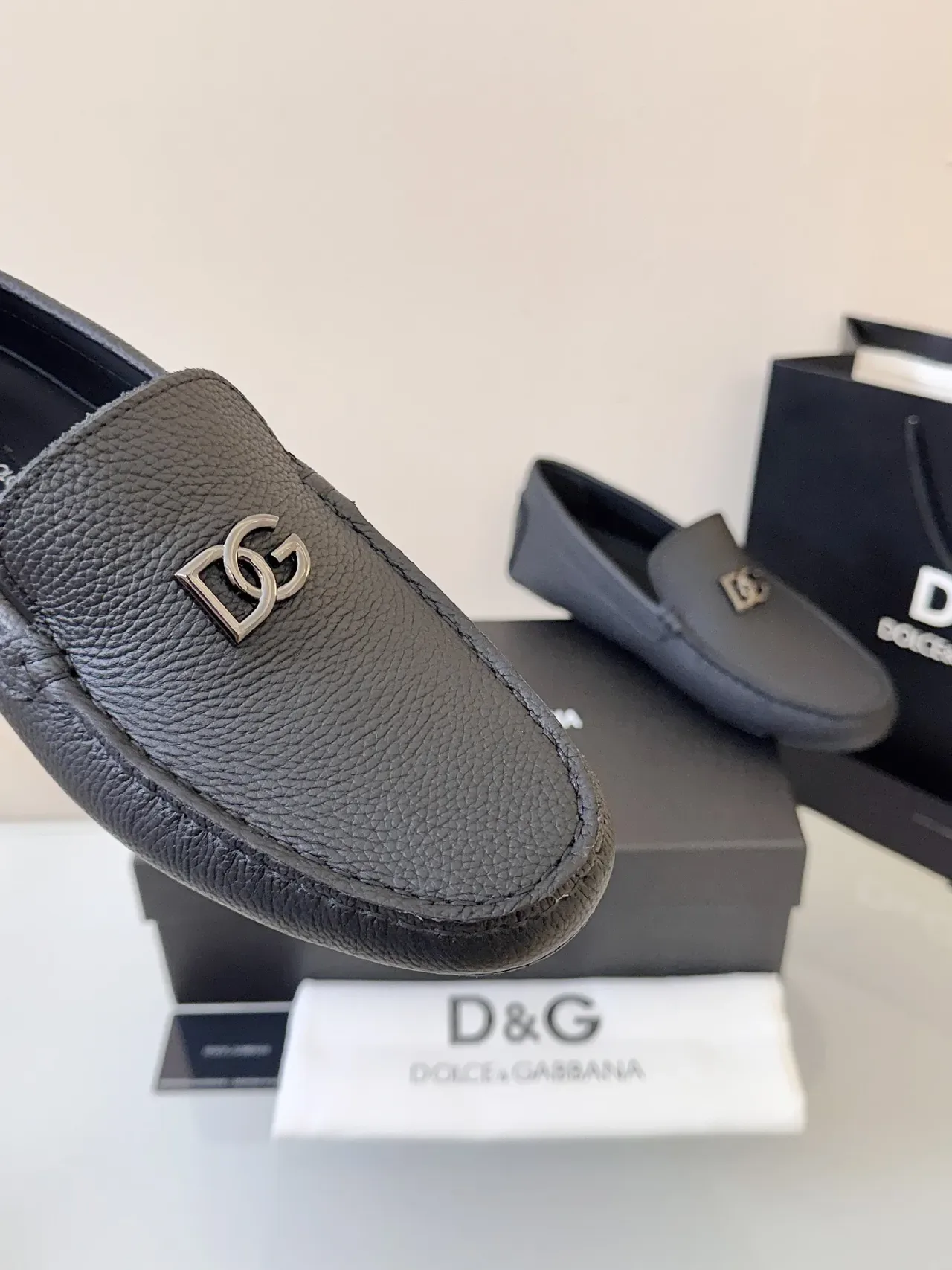 Dolce & Gabbana Portofino Mocassin Noir Cuir Grainé Metal Logo DG 3