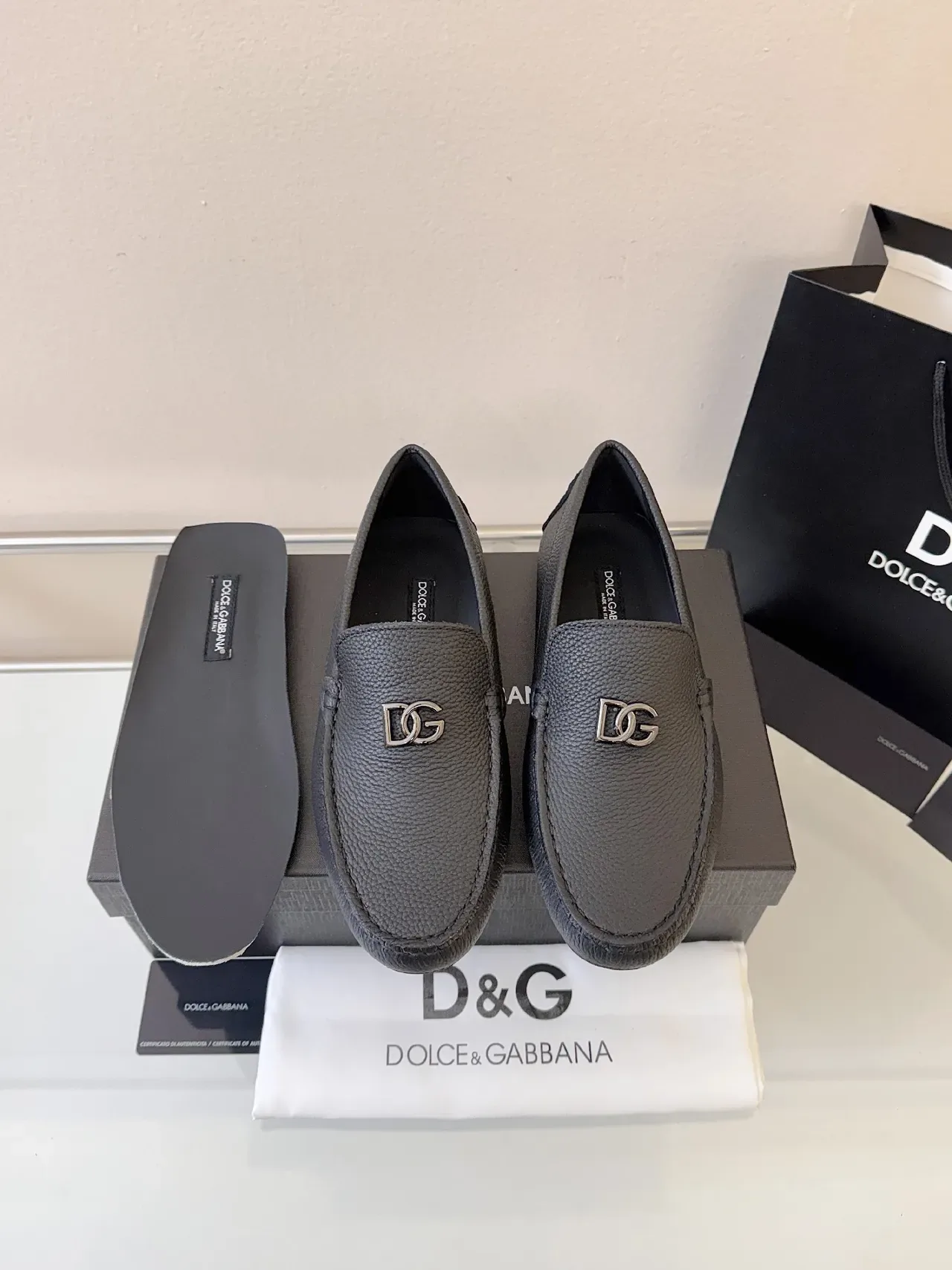 Dolce & Gabbana Portofino Mocassin Noir Cuir Grainé Metal Logo DG 6