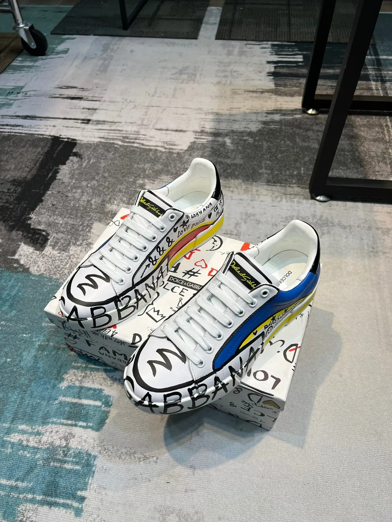 Dolce & Gabbana Portofino brancas e azuis Graffiti-Print Color-Blocked tênis lifestyle 5