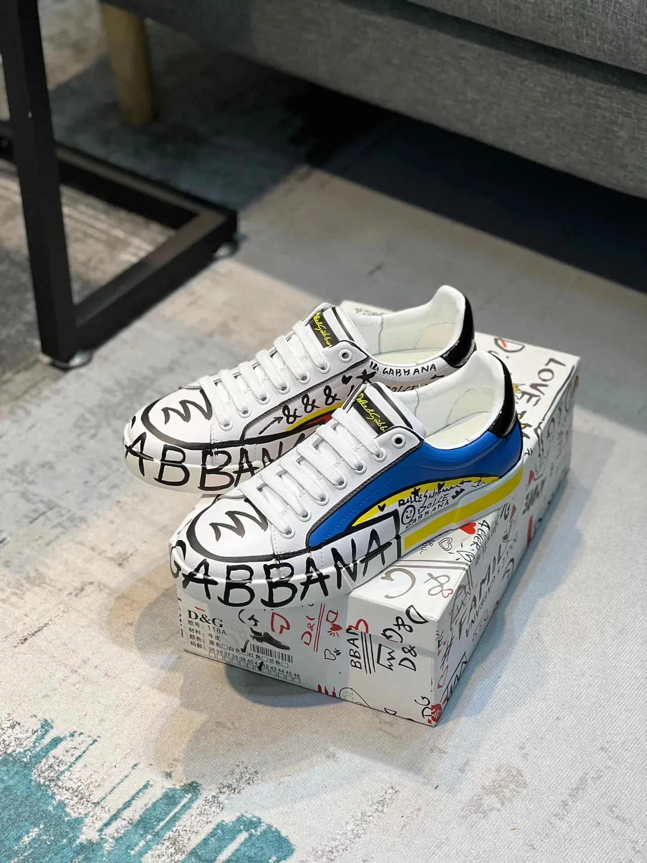 Dolce & Gabbana Portofino brancas e azuis Graffiti-Print Color-Blocked tênis lifestyle 7