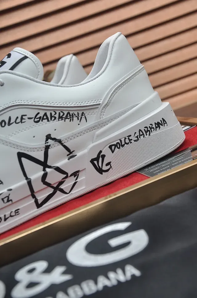 Dolce & Gabbana Tênis Lifestyle Branco e Preto de Couro Graffiti-Print 2