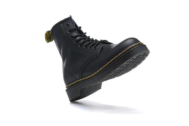 Dr. Martens 1460 Botas Martin de Couro Preto Suave com Costura Amarela 4