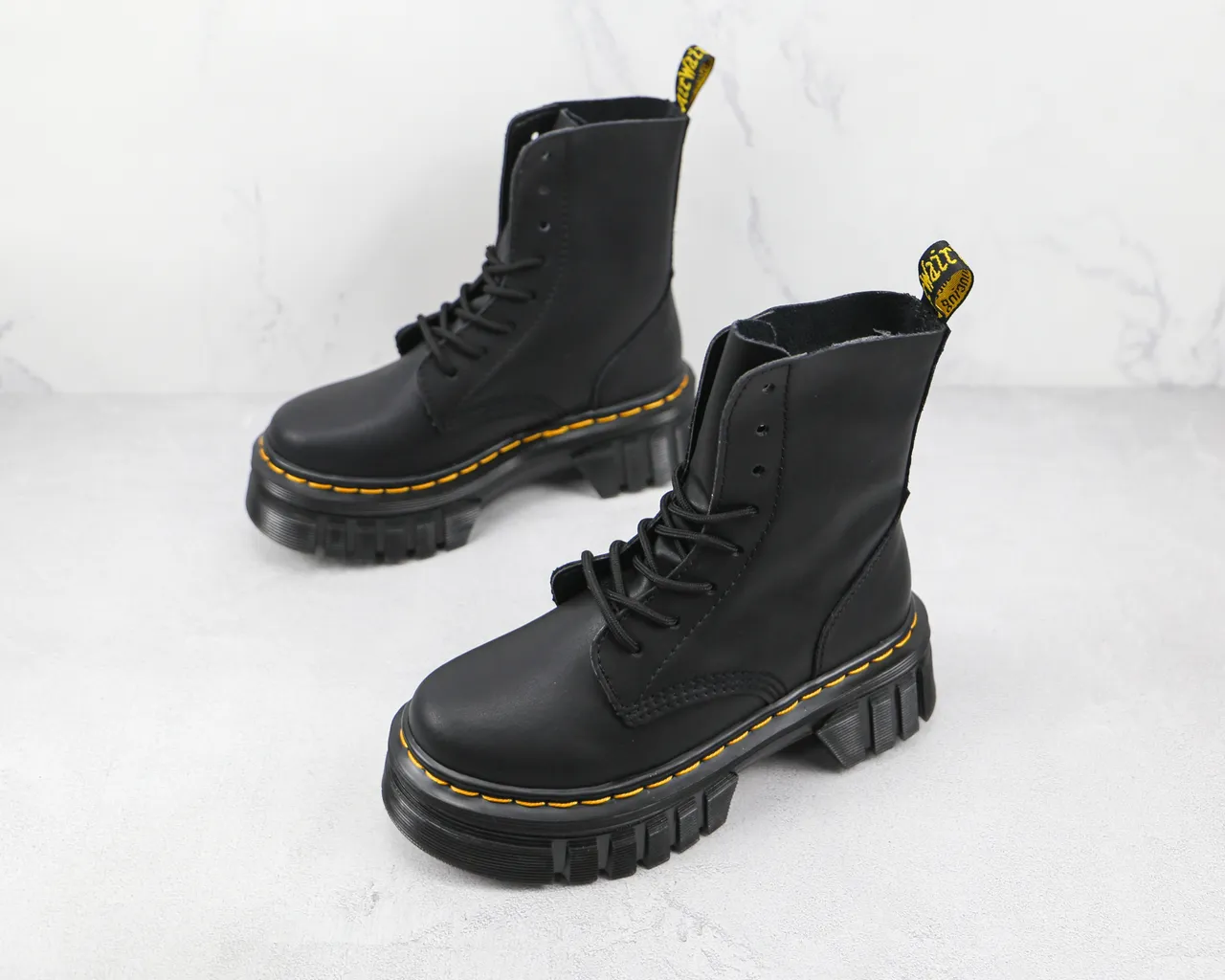 Dr. Martens Jadon negras amarillas suela de plataforma gruesa costura de welt botas Martin 4