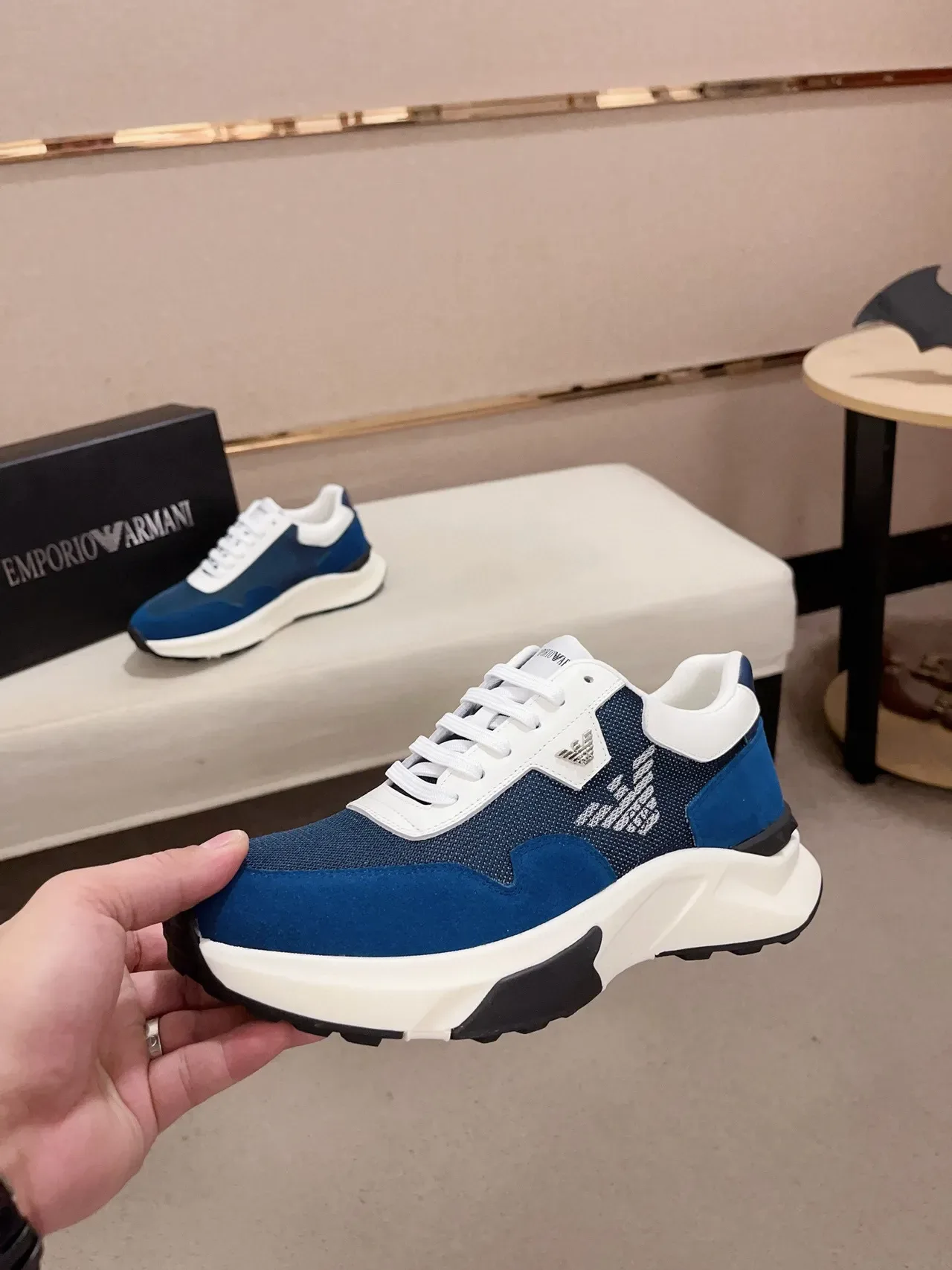 Emporio Armani Tênis lifestyle azul branco com sola plataforma chunky grossa, upper misturado de camurça e malha 3