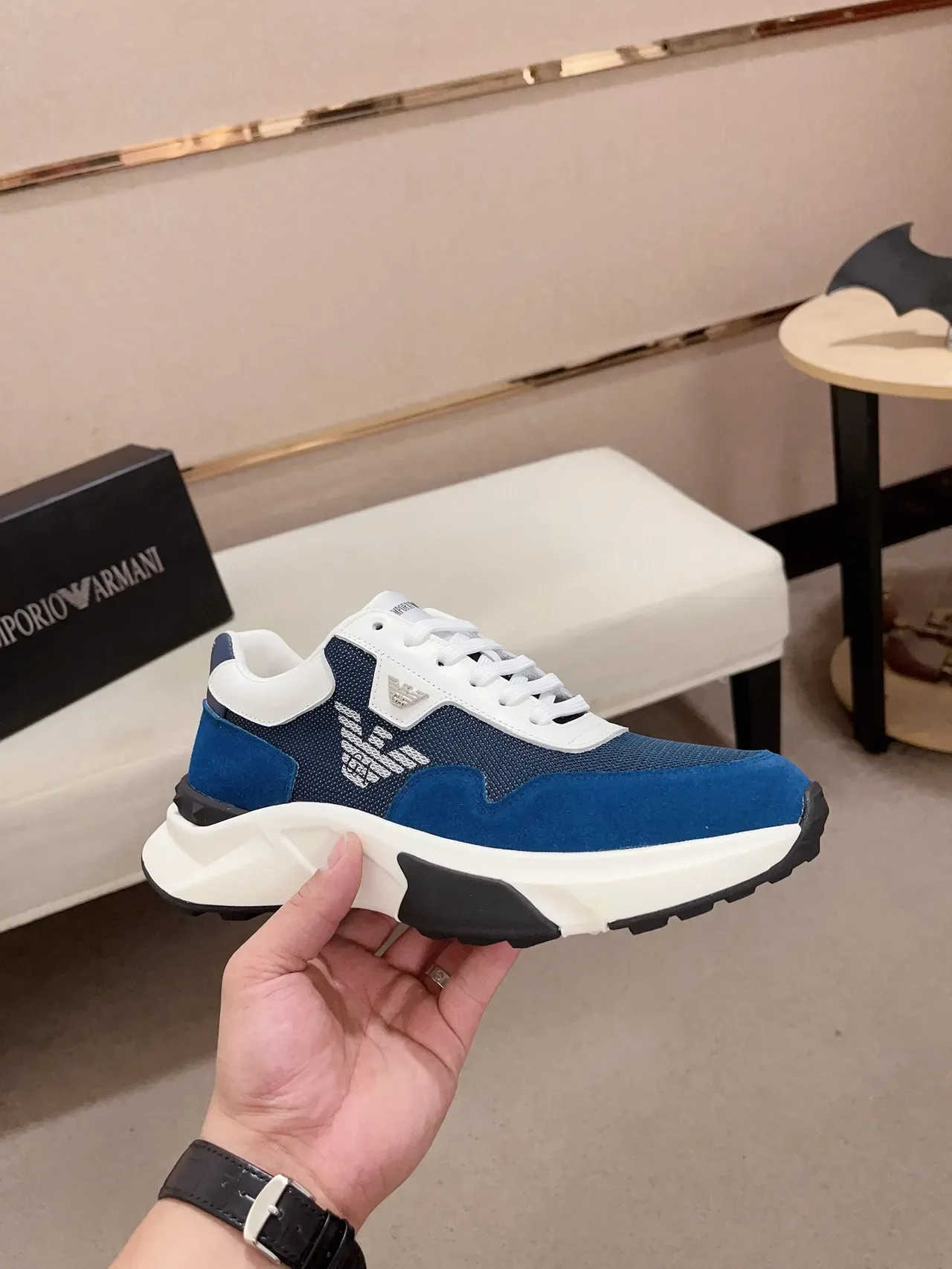 Emporio Armani Tênis lifestyle azul branco com sola plataforma chunky grossa, upper misturado de camurça e malha 4