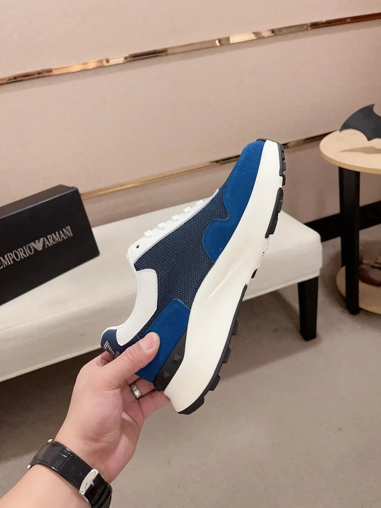 Emporio Armani Tênis lifestyle azul branco com sola plataforma chunky grossa, upper misturado de camurça e malha 5