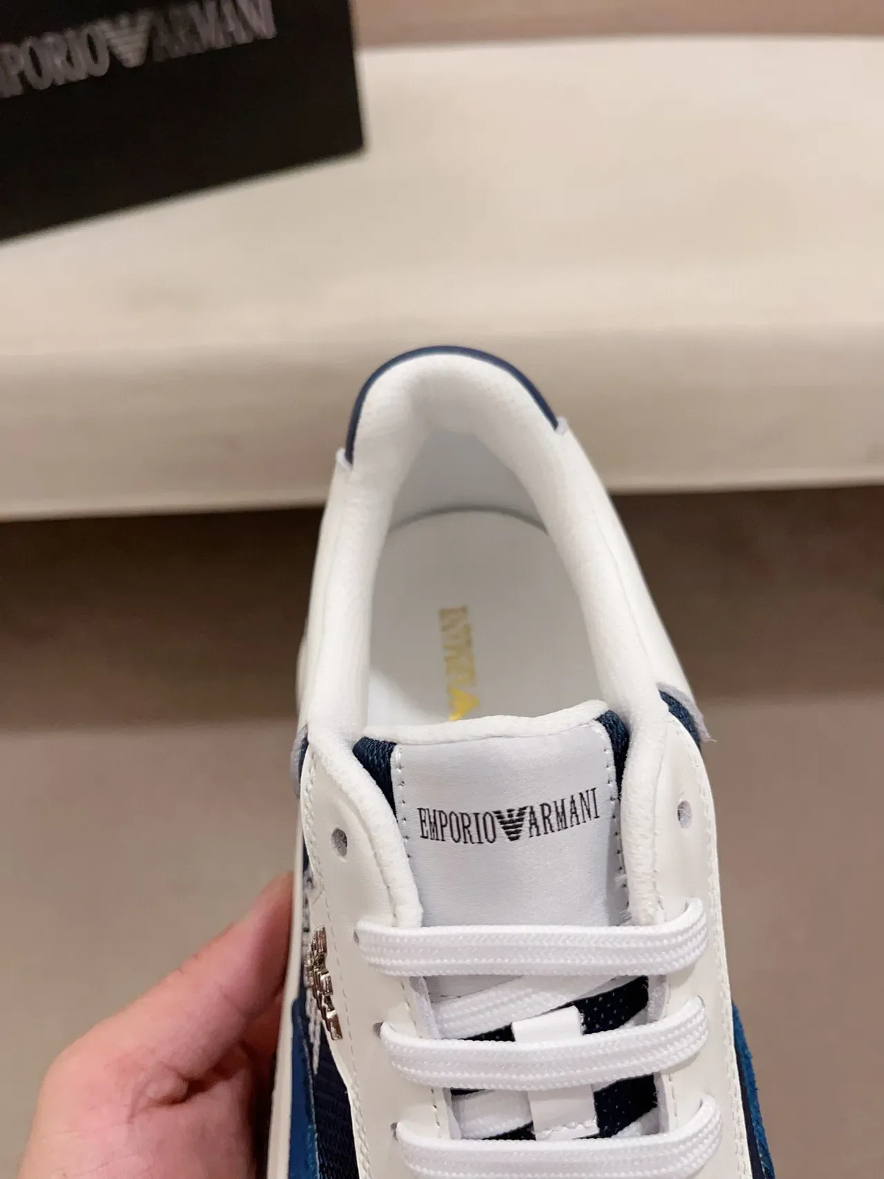 Emporio Armani Tênis lifestyle azul branco com sola plataforma chunky grossa, upper misturado de camurça e malha 6