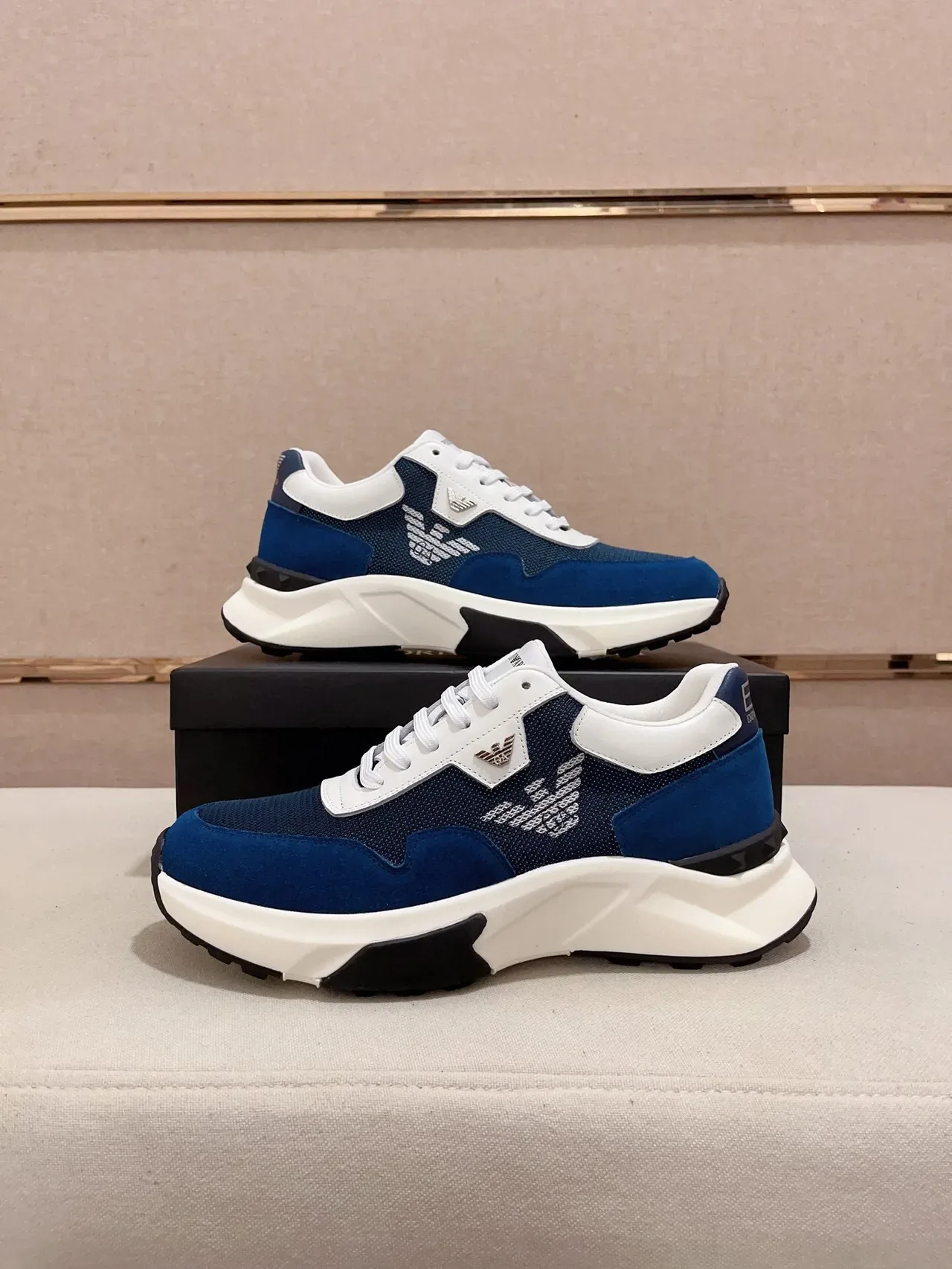 Emporio Armani Tênis lifestyle azul branco com sola plataforma chunky grossa, upper misturado de camurça e malha 7