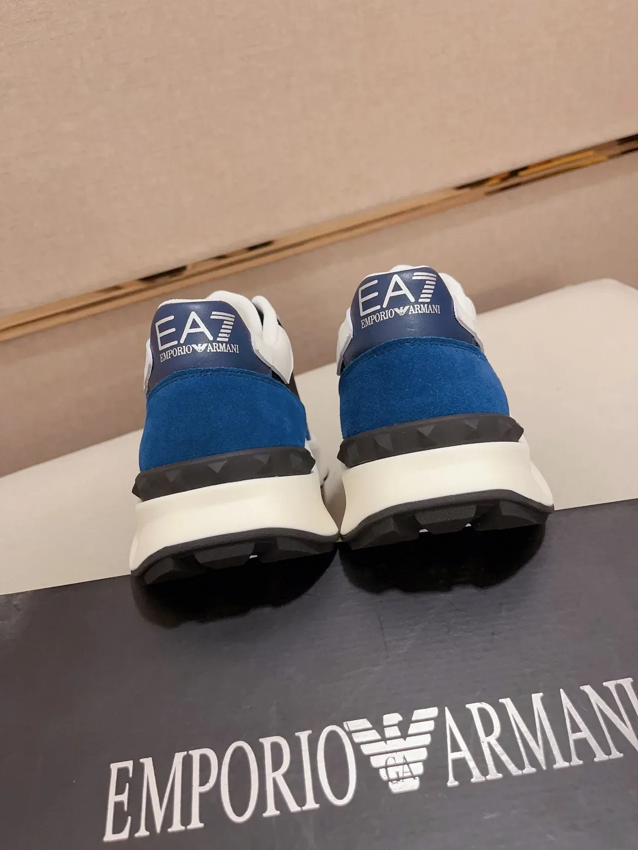 Emporio Armani Tênis lifestyle azul branco com sola plataforma chunky grossa, upper misturado de camurça e malha 8