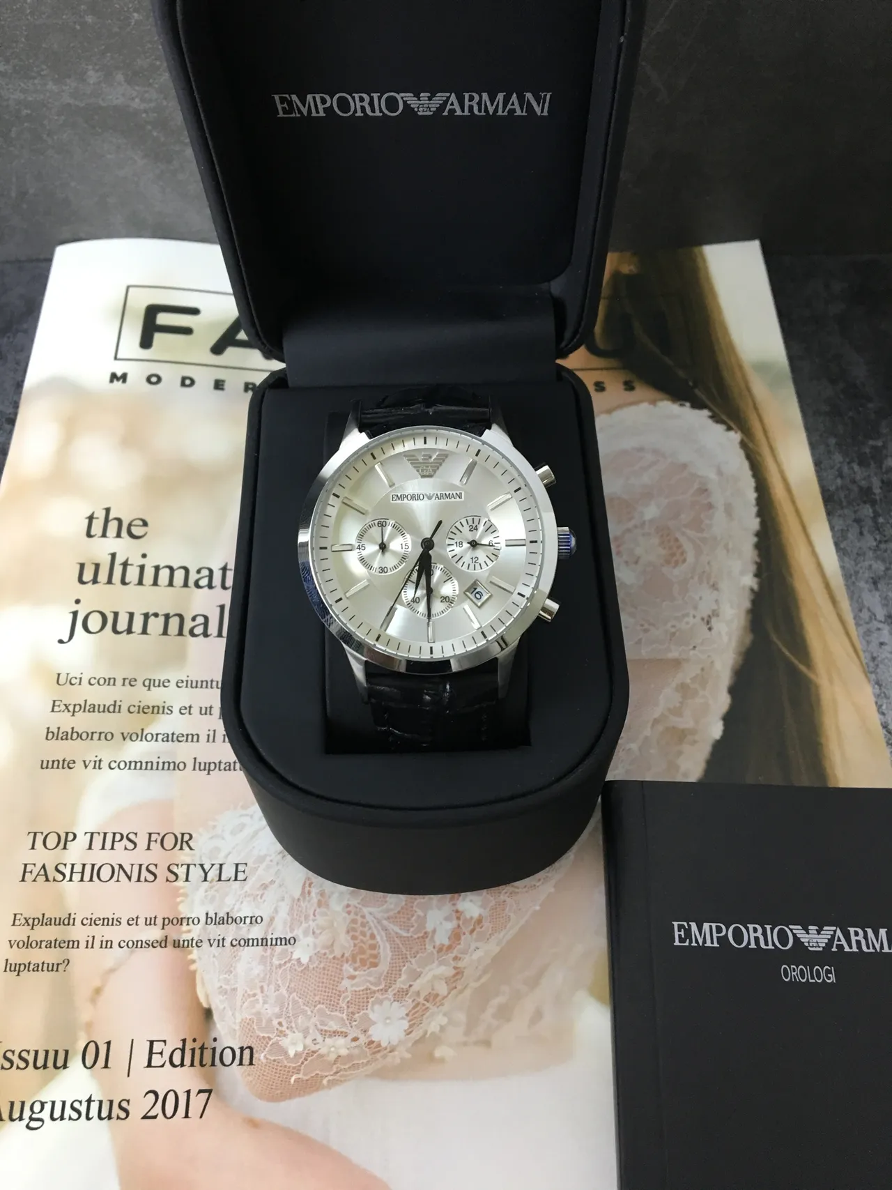 Emporio Armani Chronographe Cadran Argenté Bracelet Cuir Noir Quartz 3