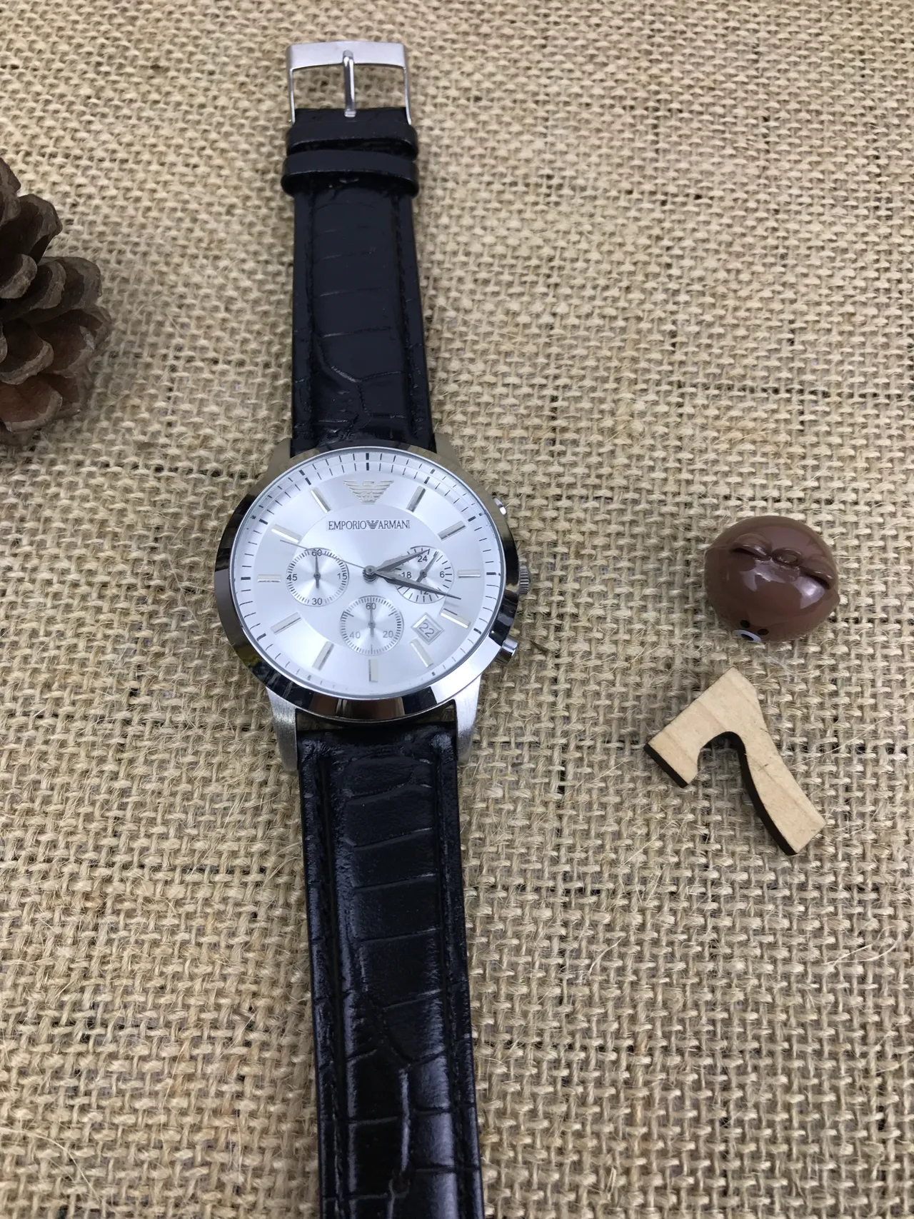 Emporio Armani Chronographe Cadran Argenté Bracelet Cuir Noir Quartz 10