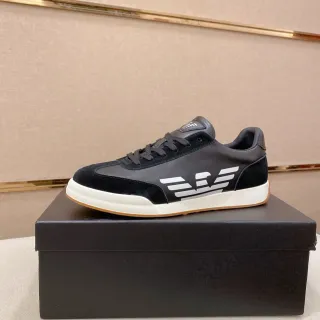 Emporio Armani Eagle Sneaker Chaussures lifestyle en cuir de daim noir semelle cupsole blanche