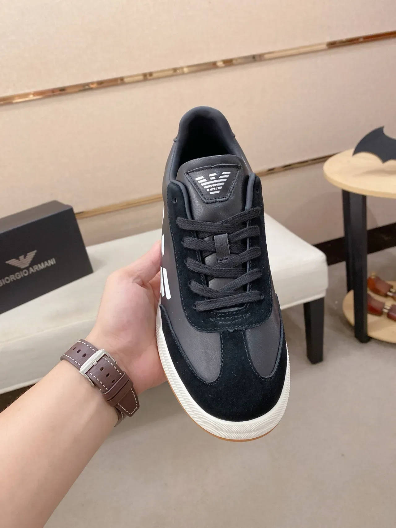Emporio Armani Eagle Sneaker Chaussures lifestyle en cuir de daim noir semelle cupsole blanche 2