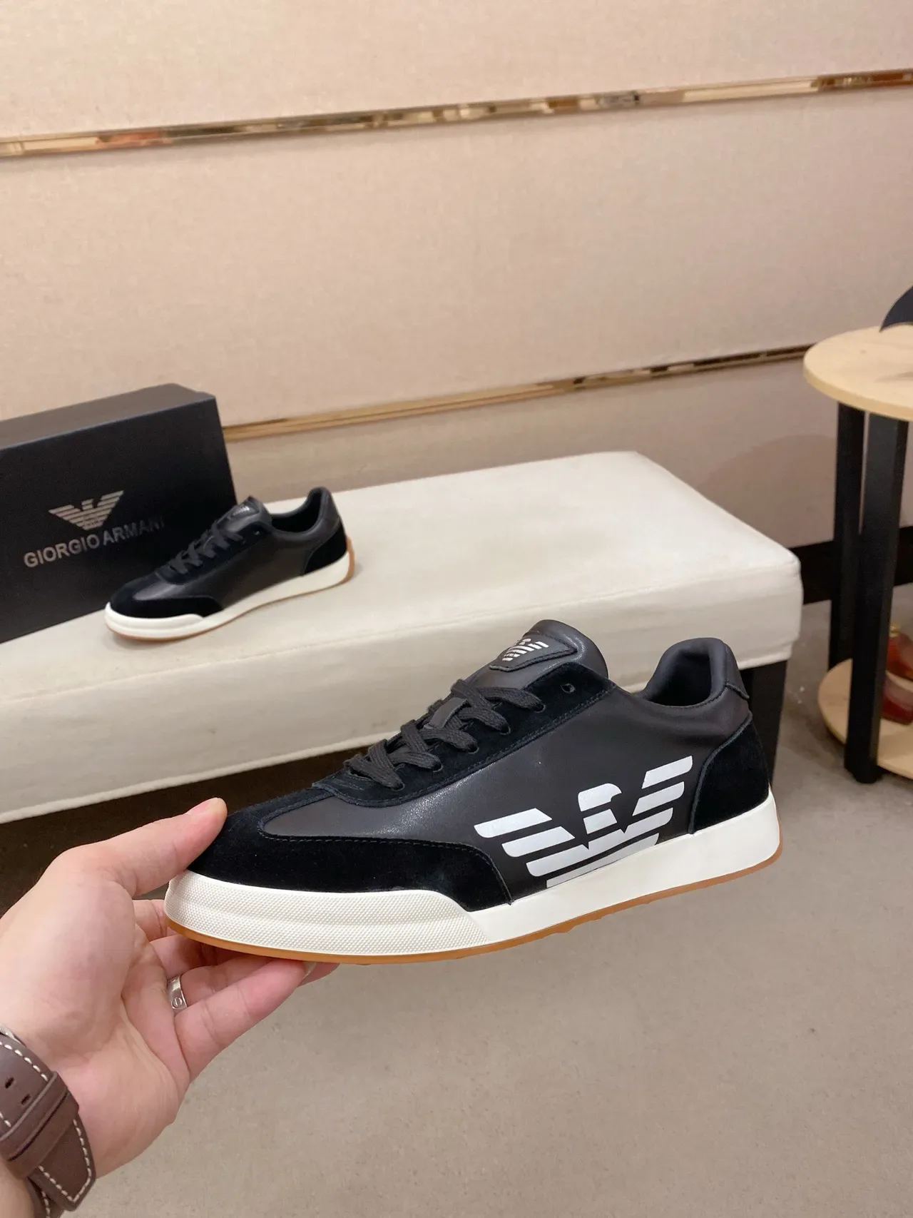 Emporio Armani Eagle Sneaker Chaussures lifestyle en cuir de daim noir semelle cupsole blanche 3