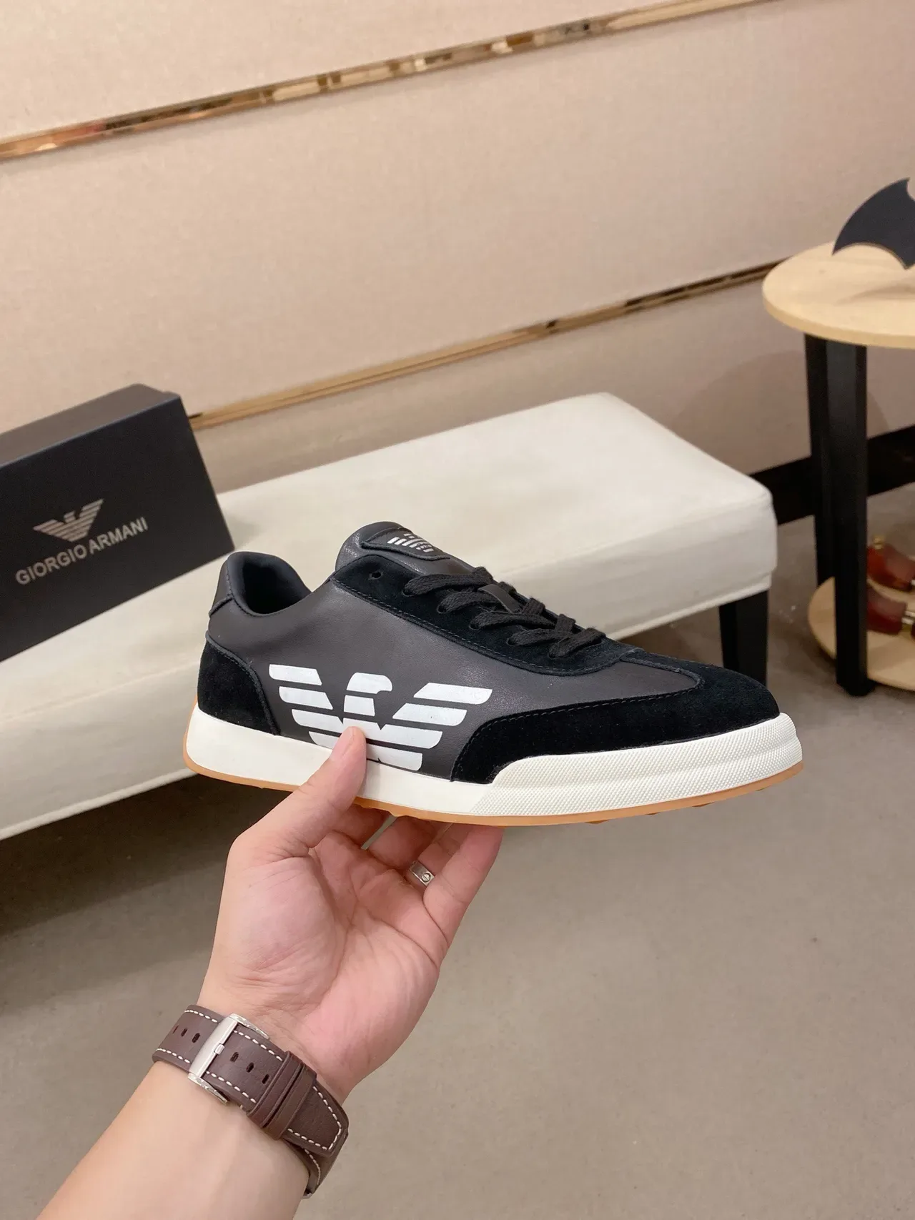Emporio Armani Eagle Sneaker Chaussures lifestyle en cuir de daim noir semelle cupsole blanche 4