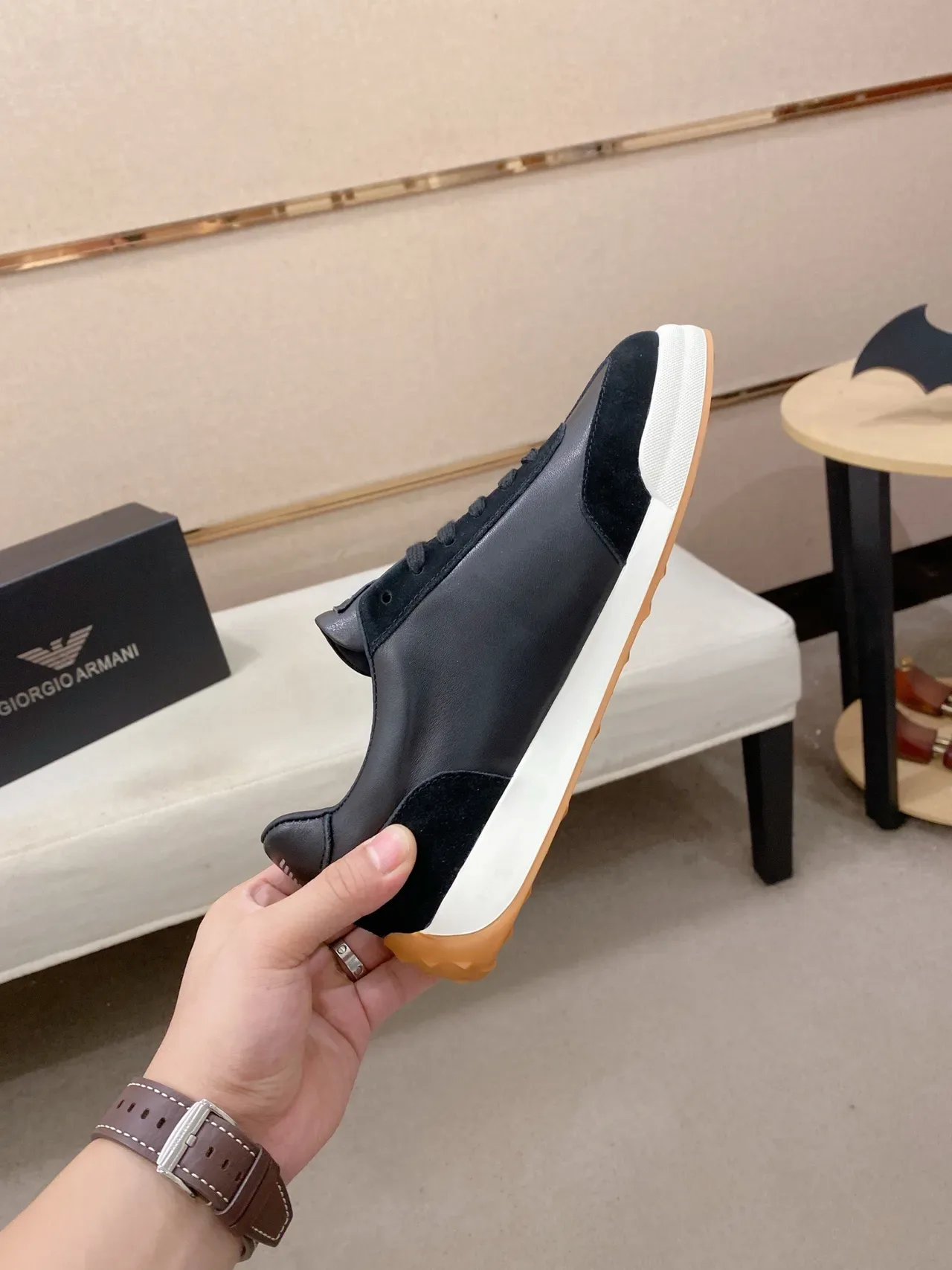 Emporio Armani Eagle Sneaker Chaussures lifestyle en cuir de daim noir semelle cupsole blanche 5