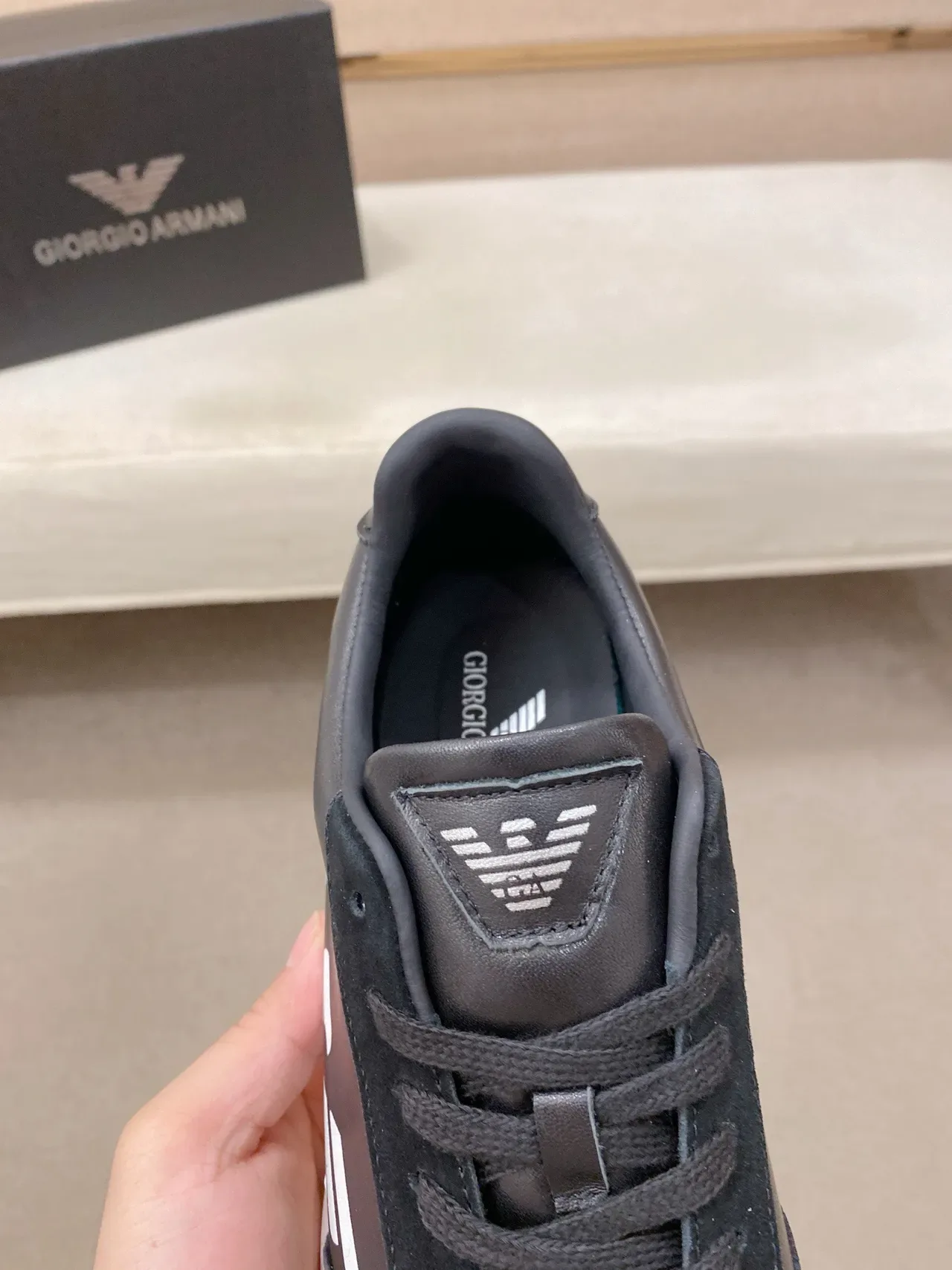 Emporio Armani Eagle Sneaker Chaussures lifestyle en cuir de daim noir semelle cupsole blanche 6