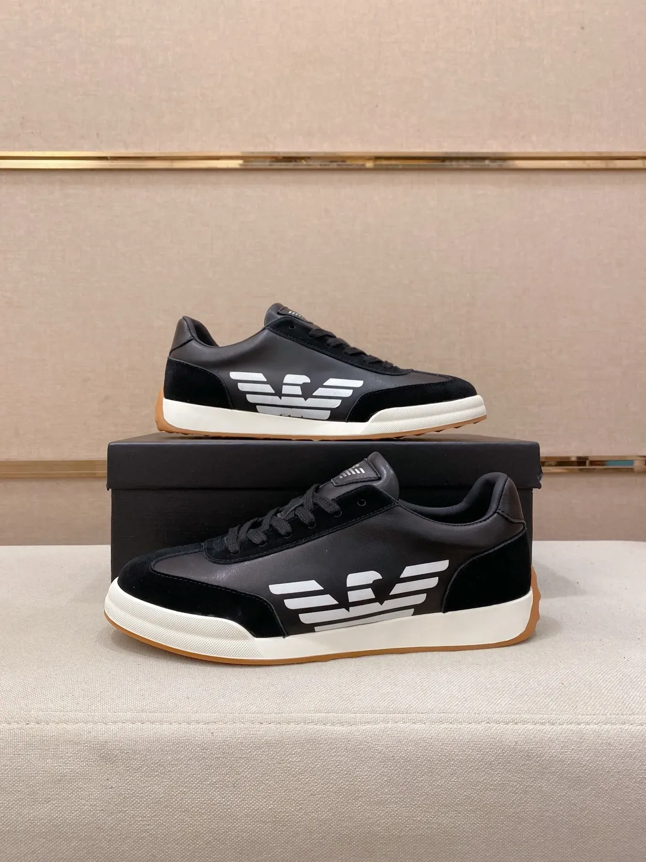 Emporio Armani Eagle Sneaker Chaussures lifestyle en cuir de daim noir semelle cupsole blanche 7