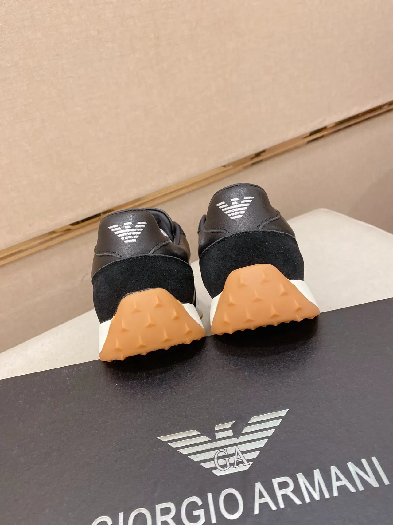 Emporio Armani Eagle Sneaker Chaussures lifestyle en cuir de daim noir semelle cupsole blanche 8