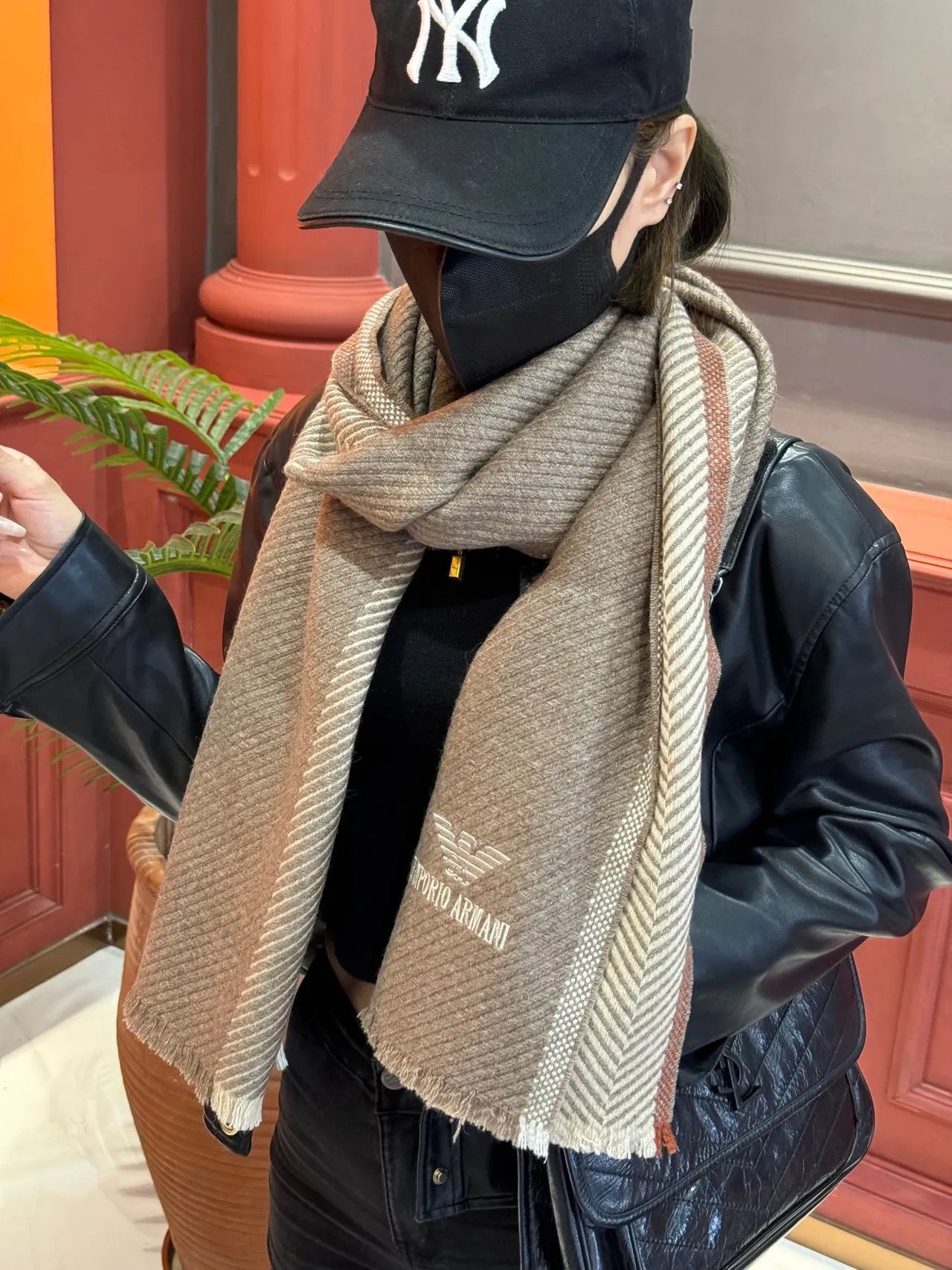 Emporio Armani Herringbone Weave ধূসর ক্যাশমির স্কার্ফ 2