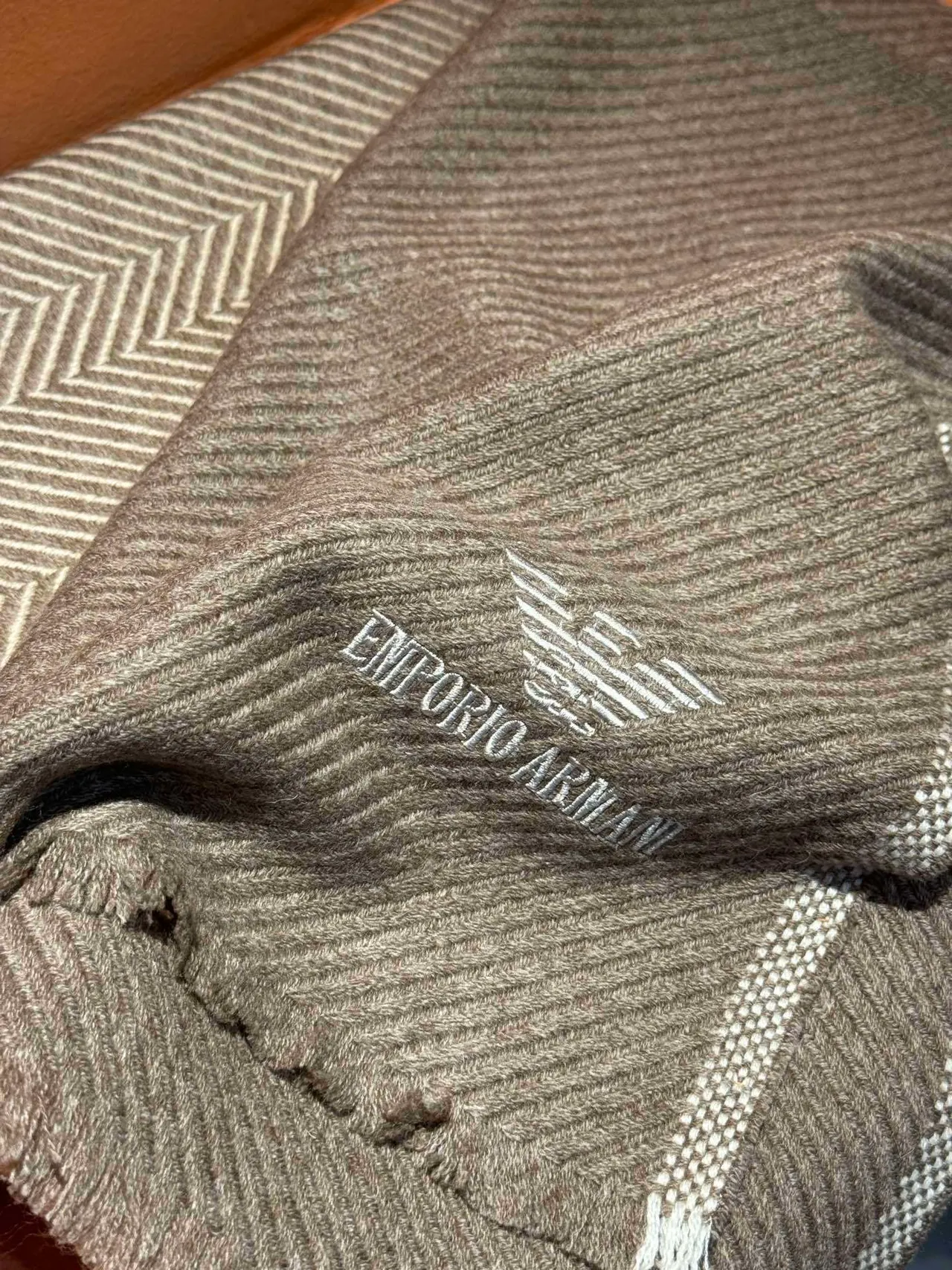 Emporio Armani Herringbone Weave ধূসর ক্যাশমির স্কার্ফ 8