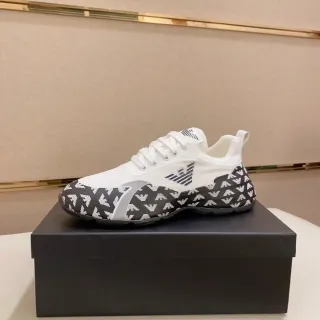 Emporio Armani Lifestyle Sneaker Blanc Noir Impression Monogramme Panneaux Latéraux Maille Et Supérieur Synthétique Sneakers