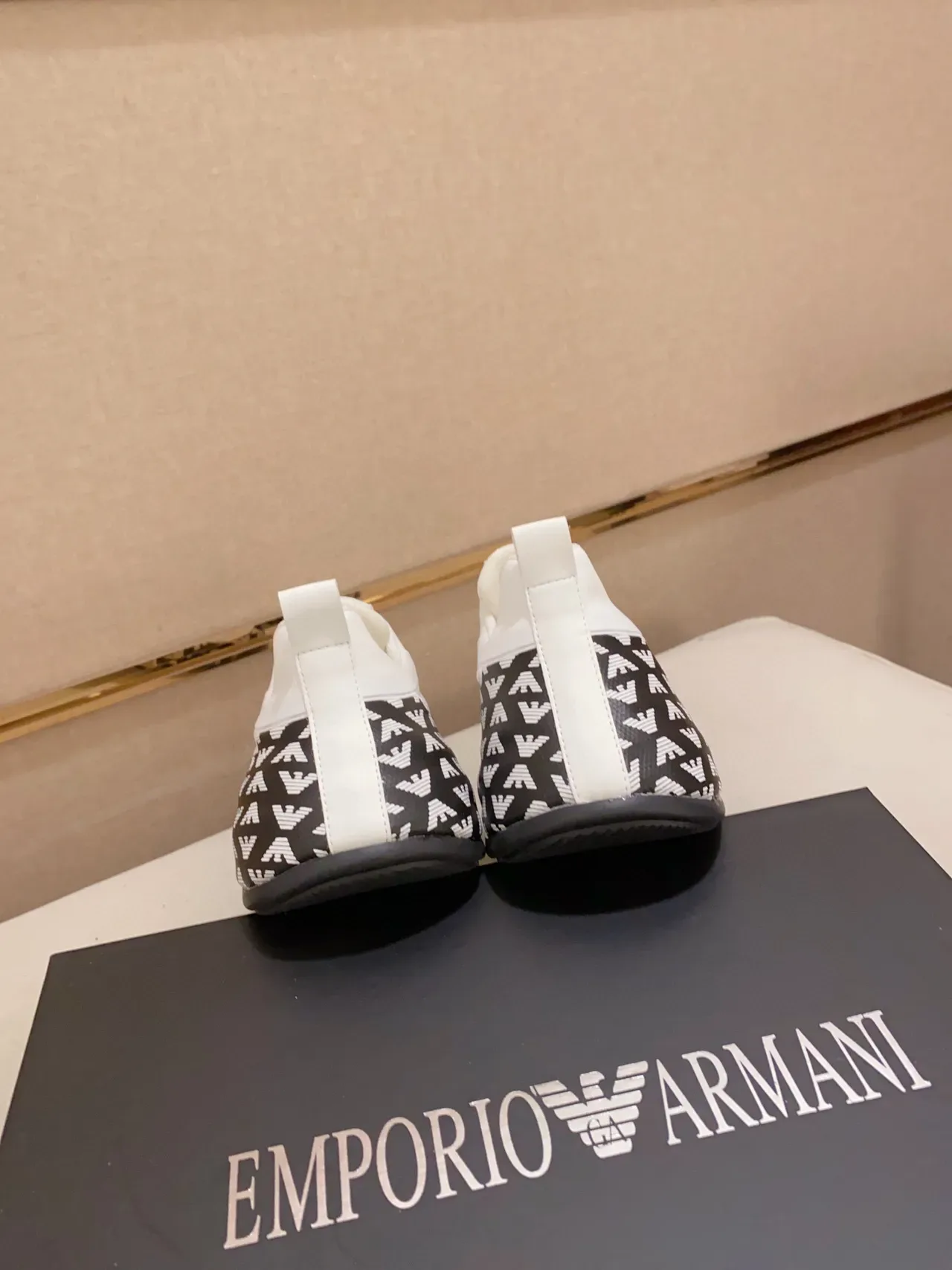Emporio Armani Lifestyle Sneaker Blanc Noir Impression Monogramme Panneaux Latéraux Maille Et Supérieur Synthétique Sneakers 3