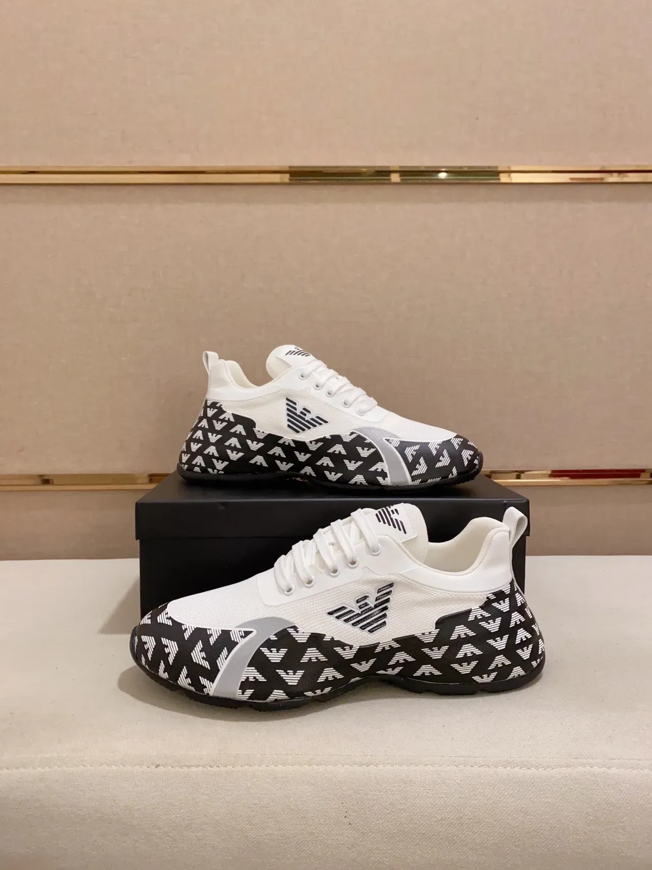 Emporio Armani Lifestyle Sneaker Blanc Noir Impression Monogramme Panneaux Latéraux Maille Et Supérieur Synthétique Sneakers 4