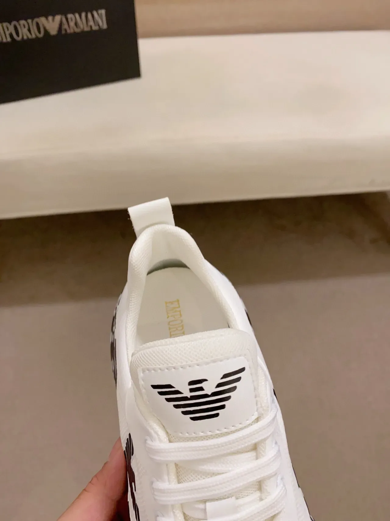 Emporio Armani Lifestyle Sneaker Blanc Noir Impression Monogramme Panneaux Latéraux Maille Et Supérieur Synthétique Sneakers 5