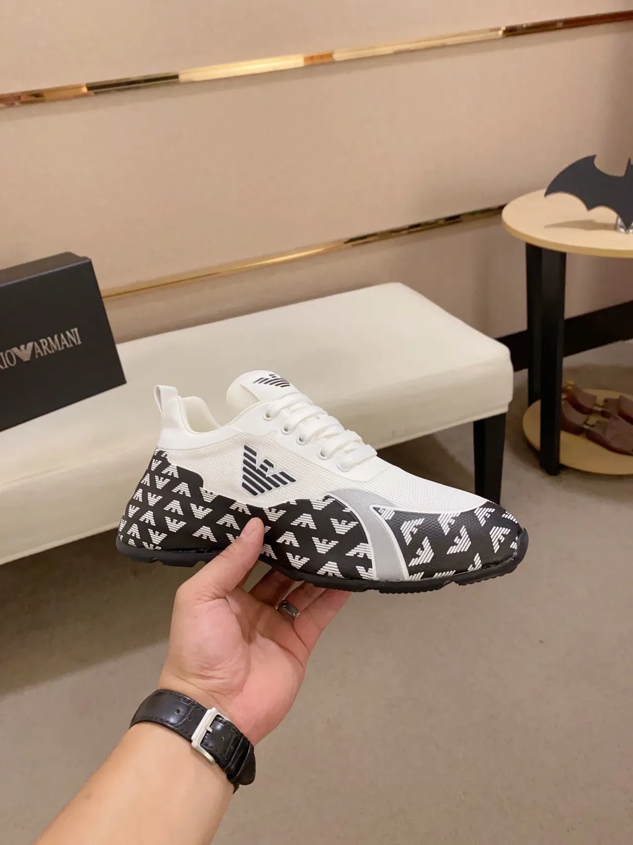 Emporio Armani Lifestyle Sneaker Blanc Noir Impression Monogramme Panneaux Latéraux Maille Et Supérieur Synthétique Sneakers 7