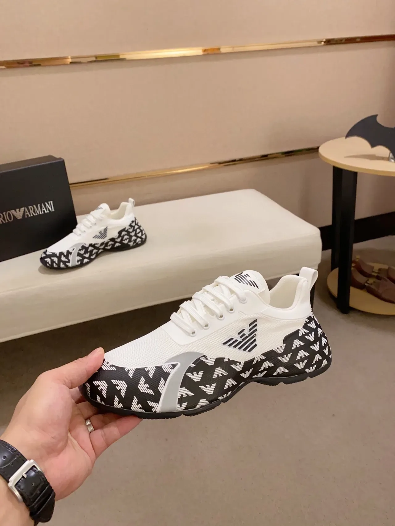Emporio Armani Lifestyle Sneaker Blanc Noir Impression Monogramme Panneaux Latéraux Maille Et Supérieur Synthétique Sneakers 8