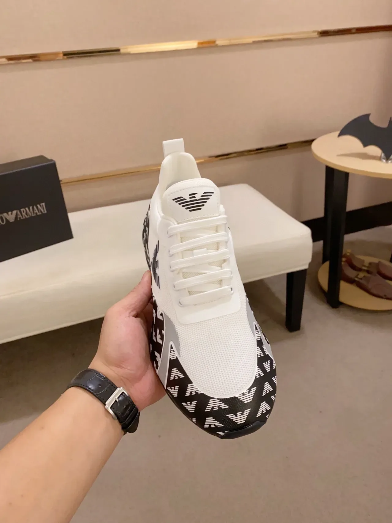 Emporio Armani Lifestyle Sneaker Blanc Noir Impression Monogramme Panneaux Latéraux Maille Et Supérieur Synthétique Sneakers 9