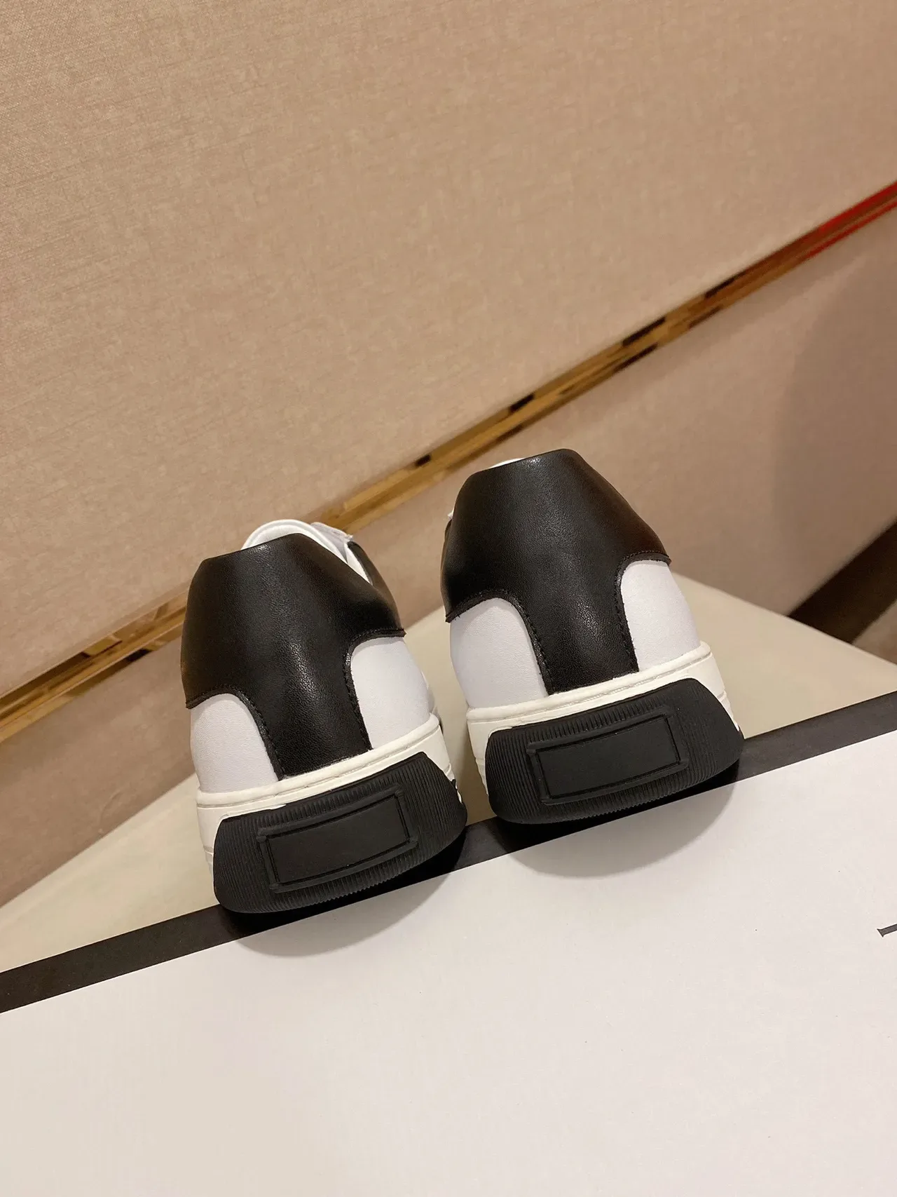 Emporio Armani Chaussures Lifestyle Basses Blanc Noir en Cuir 3