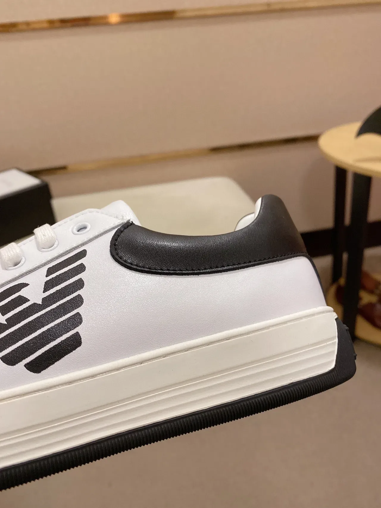 Emporio Armani Chaussures Lifestyle Basses Blanc Noir en Cuir 4