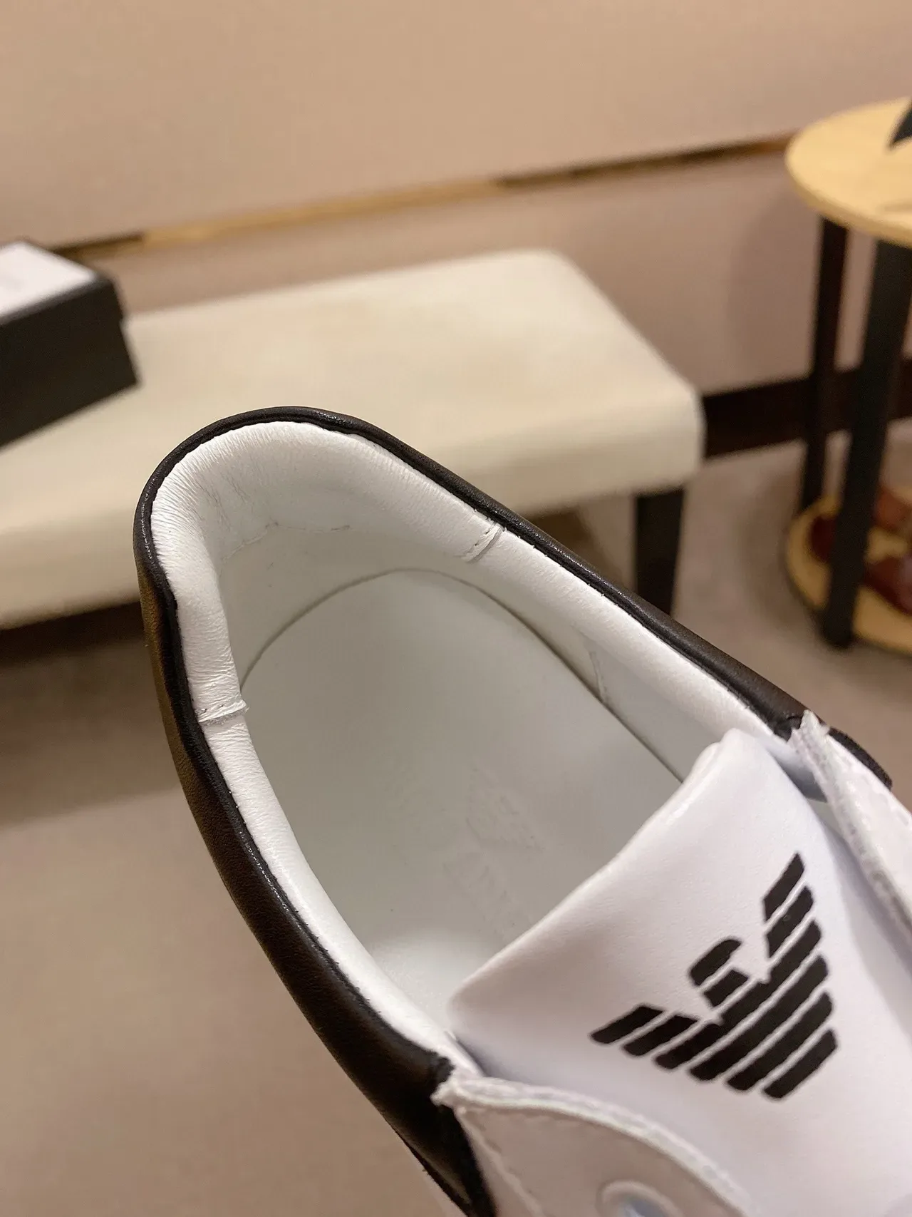 Emporio Armani Chaussures Lifestyle Basses Blanc Noir en Cuir 5