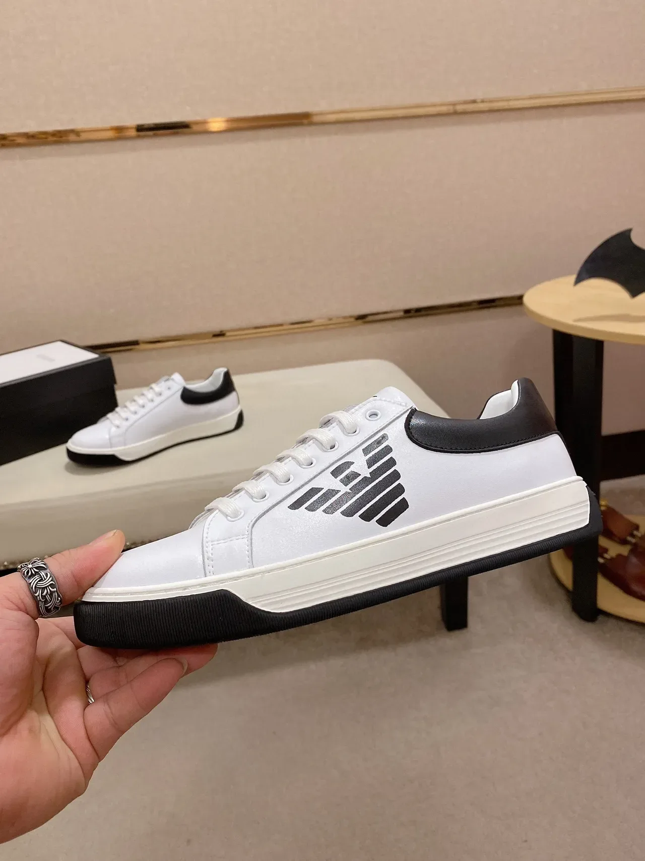 Emporio Armani Chaussures Lifestyle Basses Blanc Noir en Cuir 8