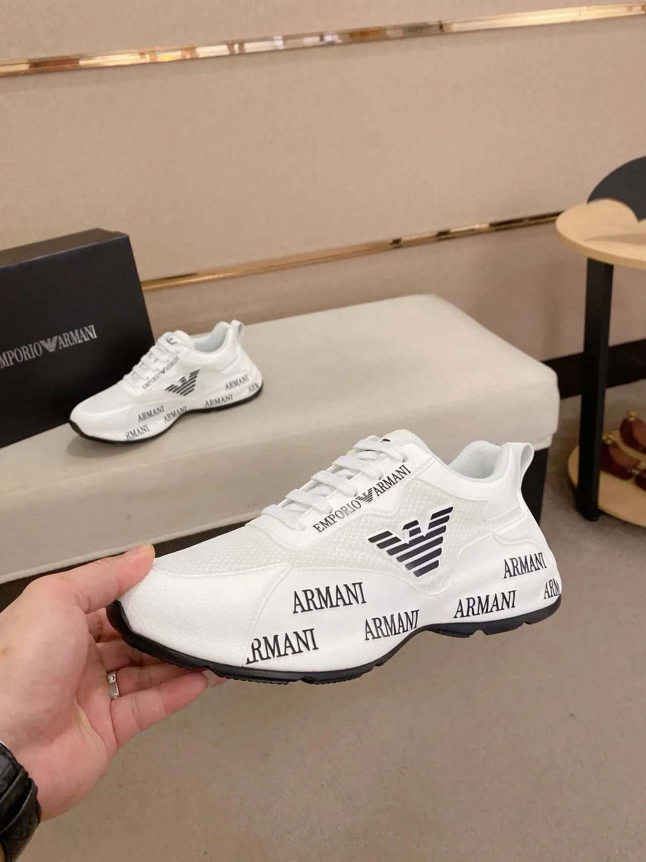 Emporio Armani Blanc Noir Maille Et Synthétique Haut Répétition Typographie Sur Semelle Milieu Chaussures Lifestyle 3