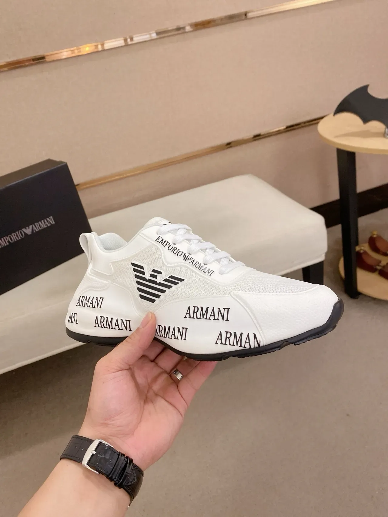 Emporio Armani Blanc Noir Maille Et Synthétique Haut Répétition Typographie Sur Semelle Milieu Chaussures Lifestyle 4